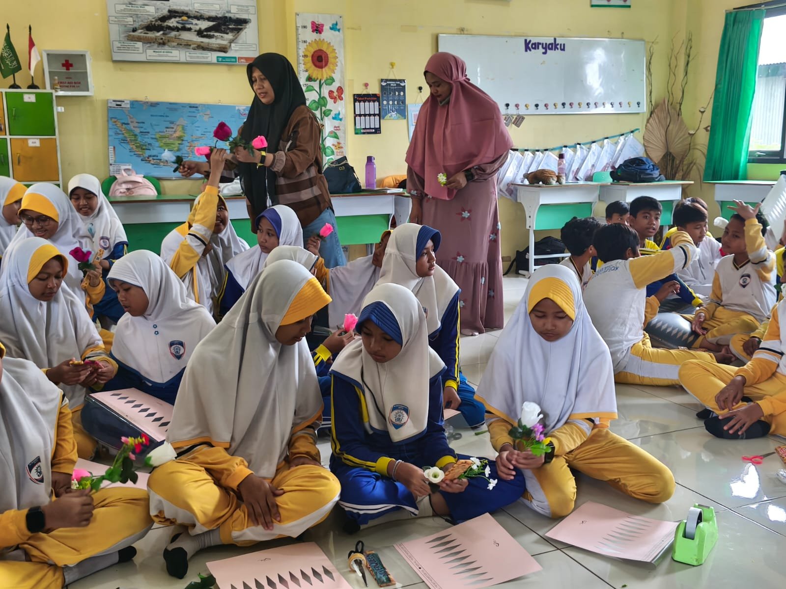 Inspiratif! Wali Murid Berbagi Keahlian, Siswa Berkreasi Membuat Buket Cantik