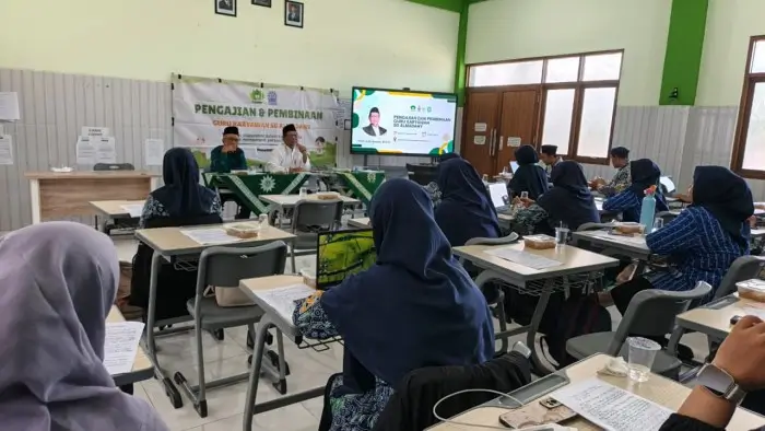Urgensi Akhlaqul Karimah Dibahas dalam Pembinaan Guru dan Karyawan SD Almadany