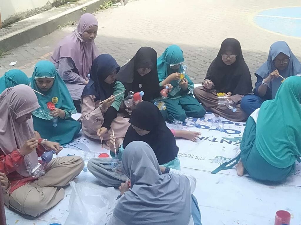 Siswa Kreatif 20 Sambut Ramadhan dengan Lampion Hias