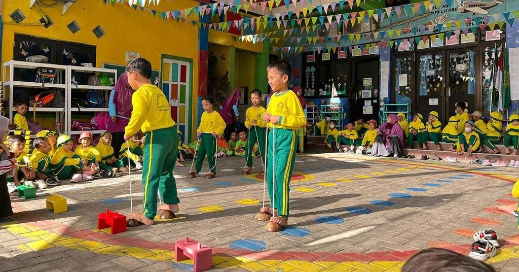 Permainan Egrang Batok, Halaman Sekolah KB-TK Aisyiyah 38 Driyorejo Penuh Keceriaan