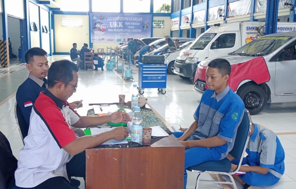 Siswa TKR SMK Muda Genteng Jalani Uji Kompetensi Keahlian di Hari Perdana