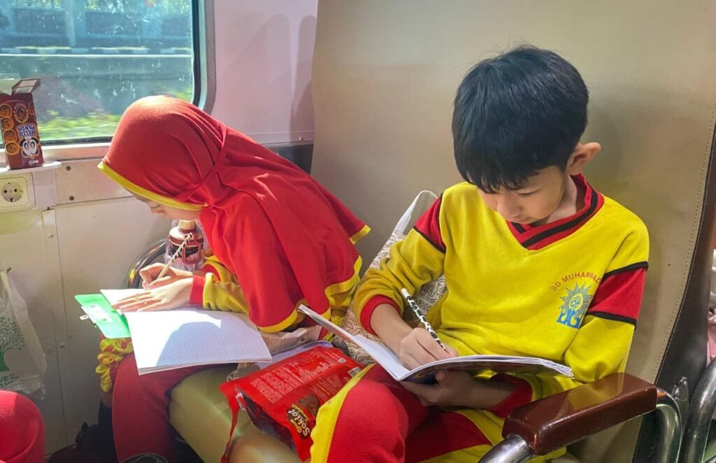Serunya Petualangan Edutrain: Siswa SD Muhammadiyah 13 Surabaya Belajar Adab dan Ibadah di Atas Kereta