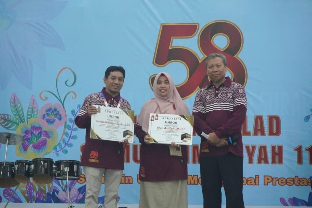 Dua Guru Ini Diganjar Hadiah Umroh di Acara Milad ke-58 SD Muhlas