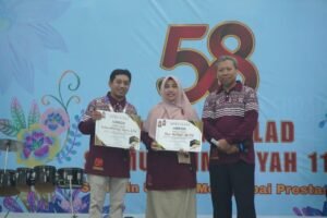 Dua Guru Ini Diganjar Hadiah Umroh di Acara Milad ke-58 SD Muhlas