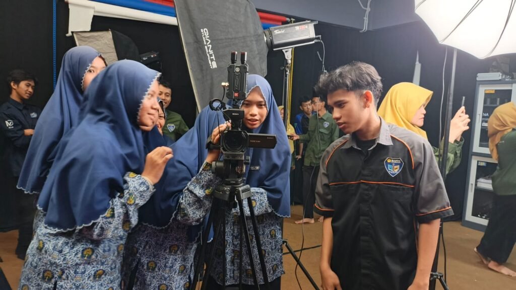 Tes Kamera Saat School Visit Di Studio SMK Muda Surabaya, Siswa SMP Muhammadiyah 14 Driyorejo Produksi Mini Podcast