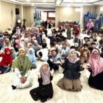 Orang Tua Mengajar SD IKrom, Ajak Siswa Praktek Membuat Gasing