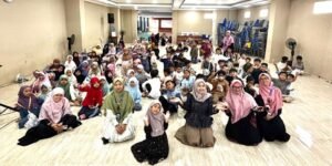 Orang Tua Mengajar SD IKrom, Ajak Siswa Praktek Membuat Gasing