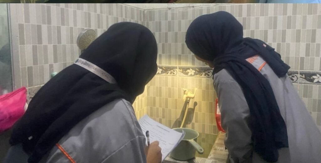 Gerakan PSN di Desa Banyulegi, Kolaborasi antara Mahasiswa KKN UMG dengan Kader Jumantik