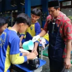 Belajar Ibadah Secara Nyata, Siswa SD Ikrom Praktikkan Perawatan Jenazah