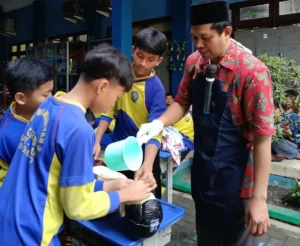 Belajar Ibadah Secara Nyata, Siswa SD Ikrom Praktikkan Perawatan Jenazah