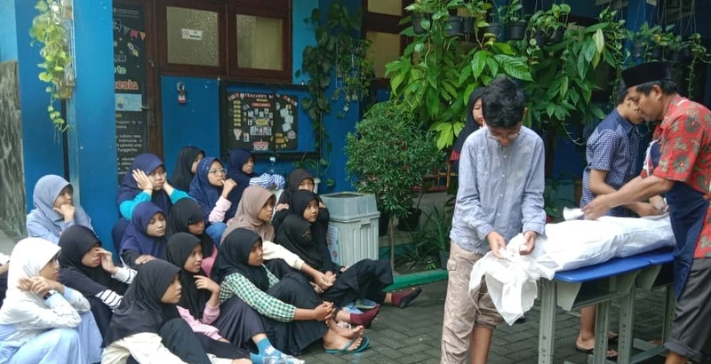 Belajar Ibadah Secara Nyata, Siswa SD Ikrom Praktikkan Perawatan Jenazah