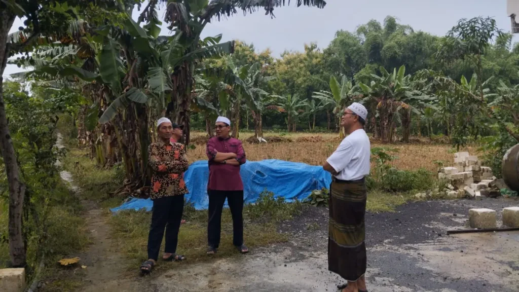 Masalah Sampah, Pimpinan Pesantren Al-Ishlah Dipaksa ‘Turun Gunung’