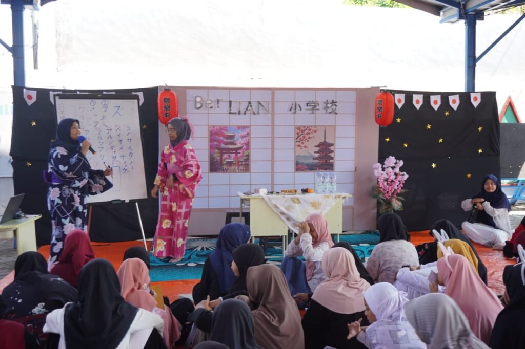 Belajar Budaya Jepang, Siswa SDM GKB 2 Antusias Ikuti International Day