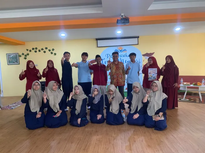 Perkaya Koleksi Digital, Smamsatu Gresik Terima Hibah Literasi Tahap Kedua dari Literaturia.id