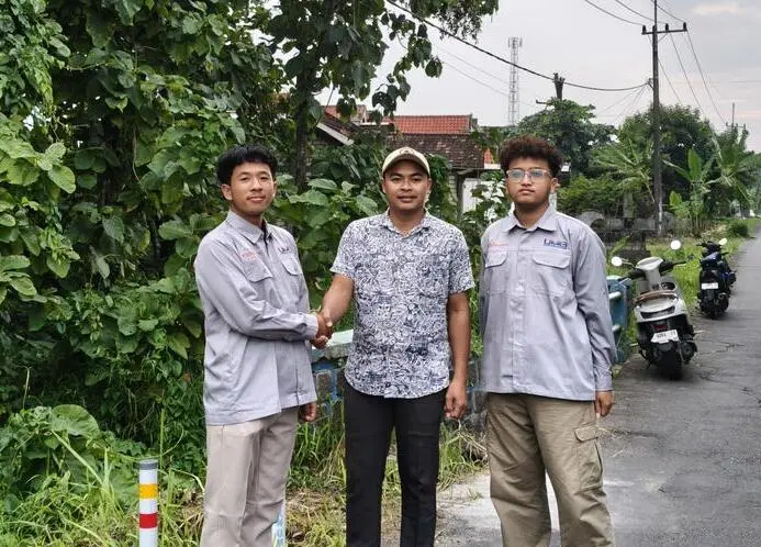 Mahasiswa PKM UMG Pasang Reflektor Jalan, Tingkatkan Keselamatan Warga Dusun Jombangan