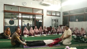 Hibah PKM RisetMu, Dosen Fisioterapi UM Surabaya Terapkan Terapi Sentuh di TK ‘Aisyiyah 34 Ngagel