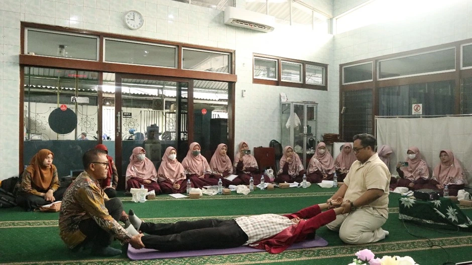 Hibah PKM RisetMu, Dosen Fisioterapi UM Surabaya Terapkan Terapi Sentuh di TK ‘Aisyiyah 34 Ngagel