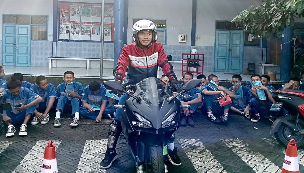 Siswa TSM SMK Muda Genteng Praktik Safety Riding