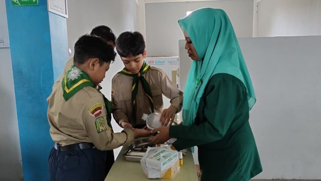 SD Muhammadiyah GKB 2 Bekali Siswa Kelas VI Keterampilan Dokter Cilik