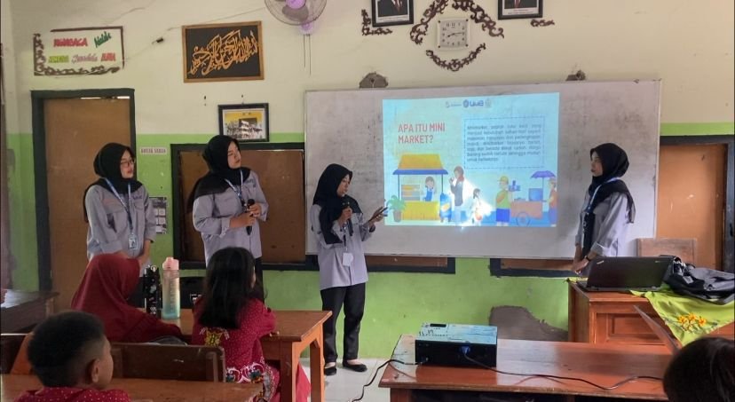 Edukasi Literasi Keuangan Sejak Dini, Mahasiswa Pengabdian Masyarakat UMG Gelar Mini Market Simulation di SDN Randegan