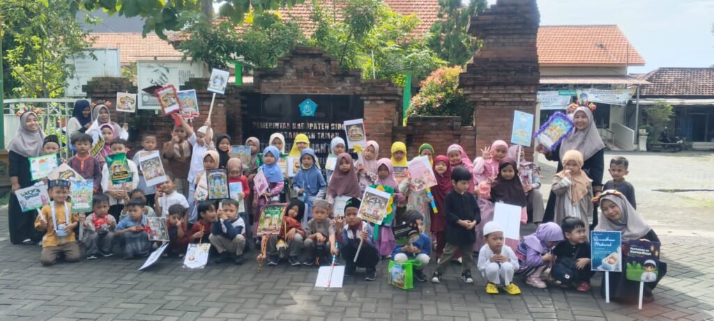 Menyambut Bulan Suci Ramadan TK ABA 10 Kalijaten adakan Pawai Tarhib dan Bagi-bagi Sembako