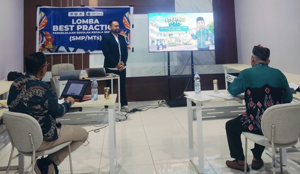 Kepala SMP Muhammadiyah 8 Batu Raih Medali Perak Olympicad 2026 di Makassar