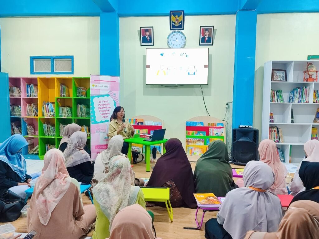 15 Menit Mengubah Kedekatan Orang Tua dan Anak, Wali Murid Sekolah Kreatif Baratajaya Belajar Membaca Nyaring