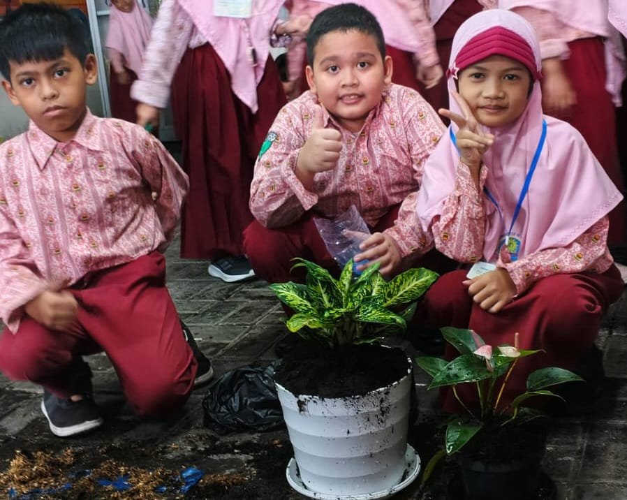 Langkah Kecil, Dampak Besar: Siswa SD Muhammadiyah 24 Surabaya Antusias Praktik Menanam di Sekolah