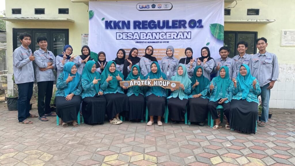 Mahasiswa KKN UM Gresik Bersama PKK Desa Bangeran Wujudkan Lingkungan Sehat Lewat Penanaman TOGA