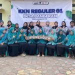 Mahasiswa KKN UM Gresik Bersama PKK Desa Bangeran Wujudkan Lingkungan Sehat Lewat Penanaman TOGA