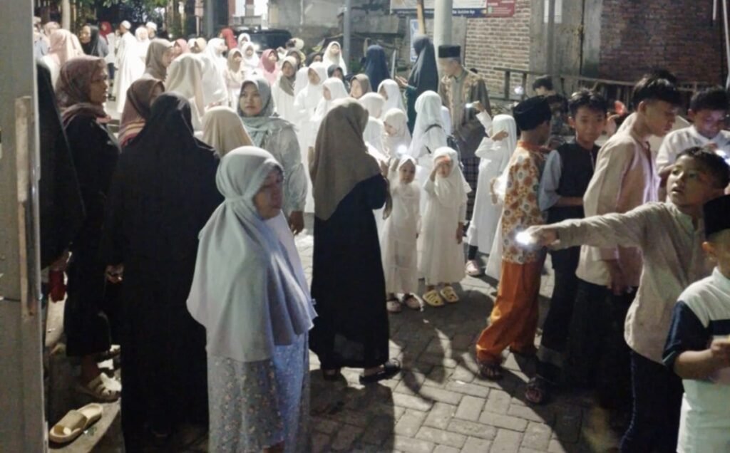 Ratusan Santri TPQ An Nur Meriahkan Pawai Tarhib Ramadan di Medokan Ayu