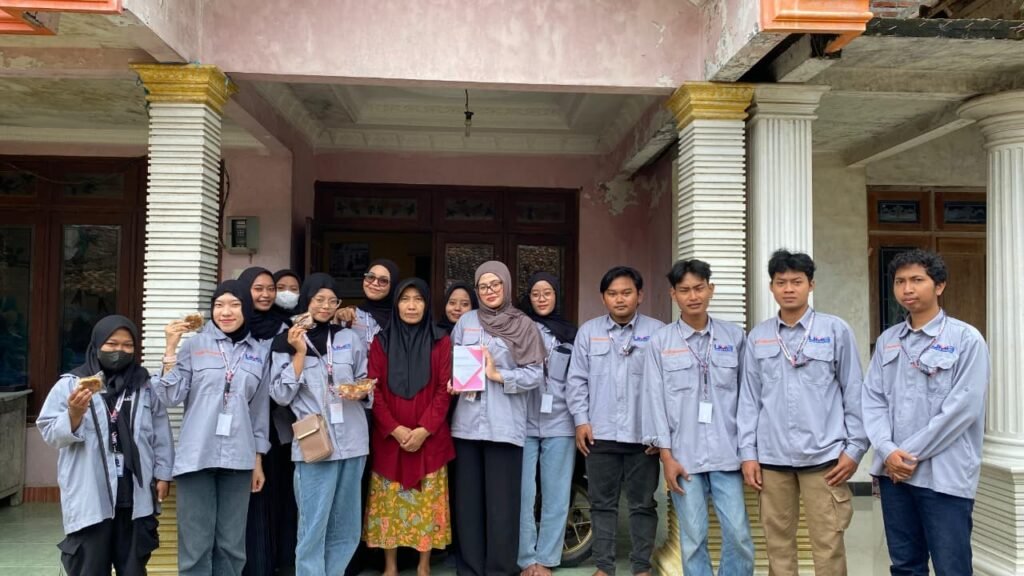 Mahasiswa KKN UM Gresik Adakan Sosialisasi Sertifikasi Halal bagi UMKM Desa Bangeran