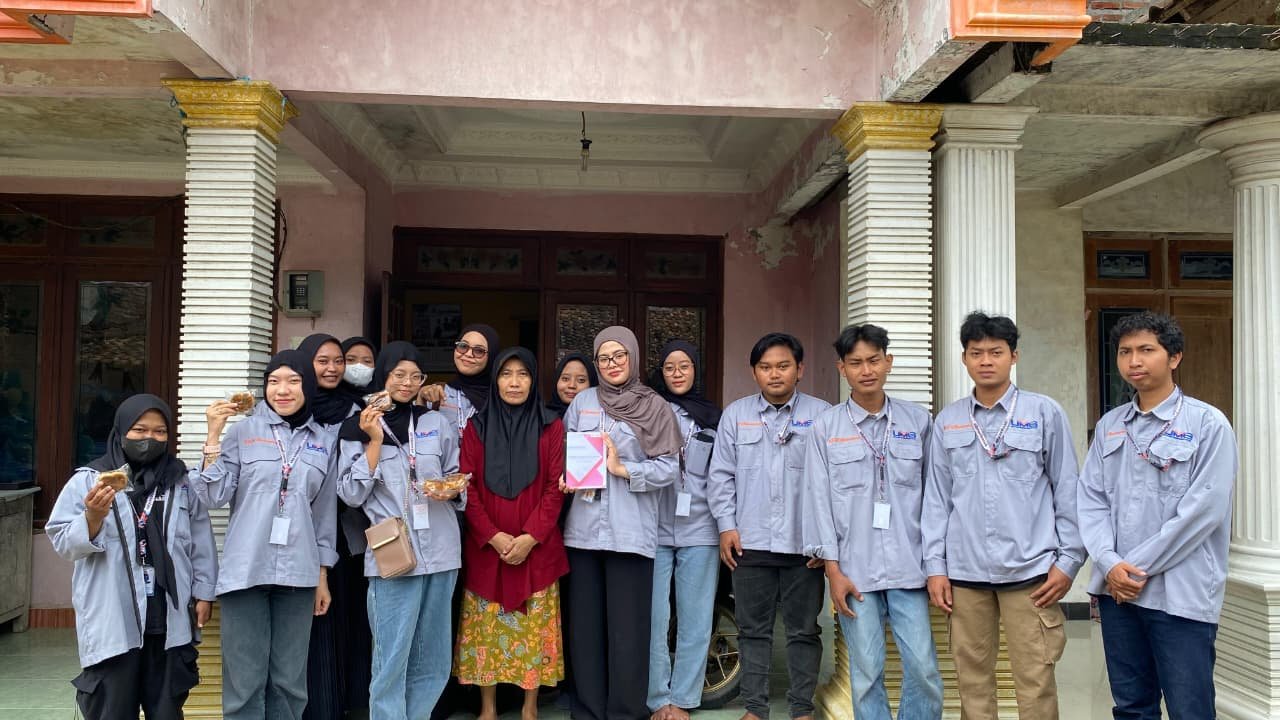 Mahasiswa KKN UM Gresik Adakan Sosialisasi Sertifikasi Halal bagi UMKM Desa Bangeran
