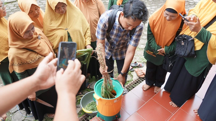 Mesin Pencacah Hijauan Dihadirkan, Dosen Unmuh Jember Perkuat Kemandirian Ekonomi Hijau PRA Karangtengah