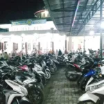 Halaman Parkir Masjid Al-Falah Jalen Membludak di Ramadan Pertama