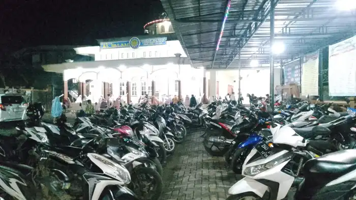 Halaman Parkir Masjid Al-Falah Jalen Membludak di Ramadan Pertama