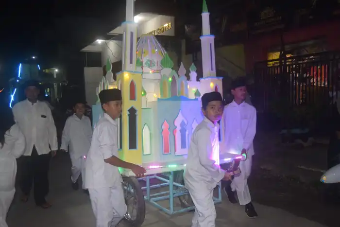 Semarak Tarhib Ramadan, MI Mutwo Tampilkan Miniatur Edukatif dalam Pawai PRM Campurejo