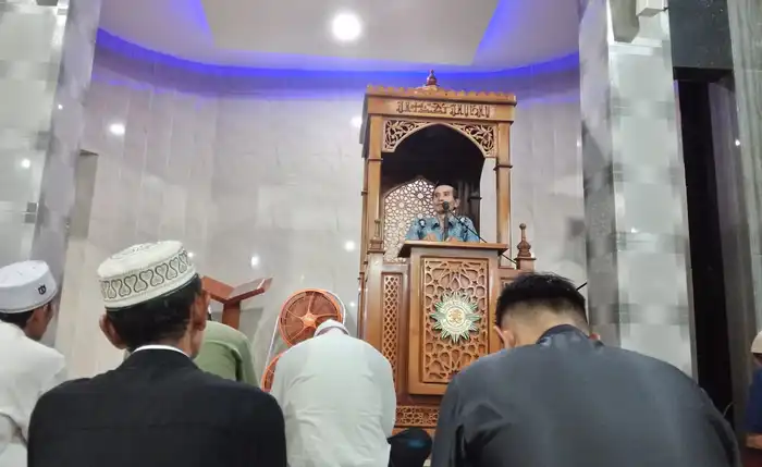 Malam Ketiga, Jamaah Laksanakan Tarawih di Masjid Al-Amien PRM Genteng Wetan I