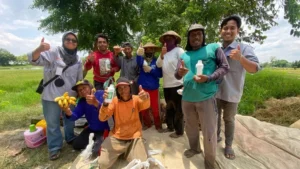 Mahasiswa KKN UMG Edukasi Petani Talunblandong Gunakan Pestisida Nabati Daun Nimba