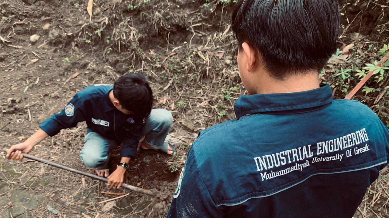 KKN UMG Tingkatkan Pelayanan Informasi Desa Mojorejo Lewat Pemasangan Plang