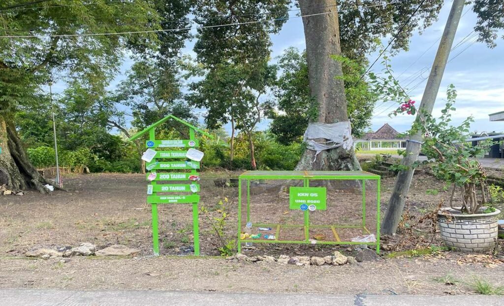 Mahasiswa KKN UMG Buatkan Papan Edukasi Waktu Urai Sampah dan Bank Sampah di Desa Cinandang