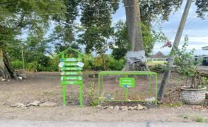 Mahasiswa KKN UMG Buatkan Papan Edukasi Waktu Urai Sampah dan Bank Sampah di Desa Cinandang