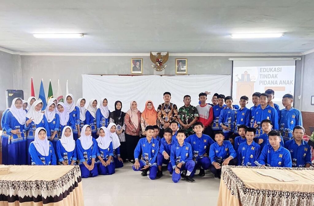 Mahasiswa Hukum Universitas Muhammadiyah Gresik Gelar Sosialisasi Tindak Pidana Anak di SMPN 1 Jetis