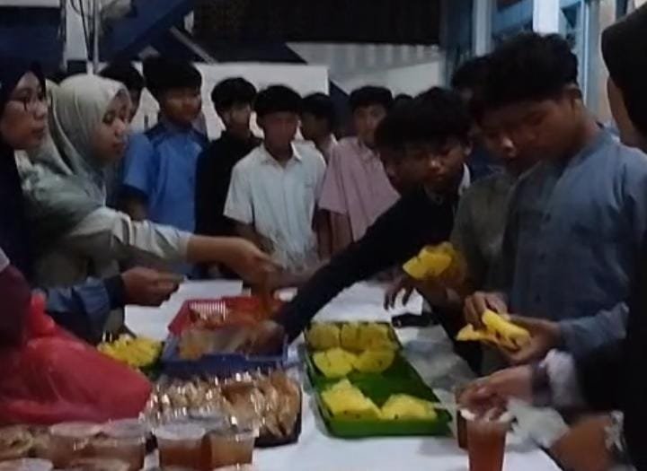 Kegiatan Buka Puasa Bersama Tutup Rangkaian Darul Arqom di MadtsaMutu Pondok Modern Paciran