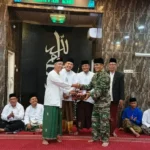 Kado Istimewa Danramil Driyorejo untuk Takmir Masjid Nur Hidayah Saat Safari Ramadan 1447 H