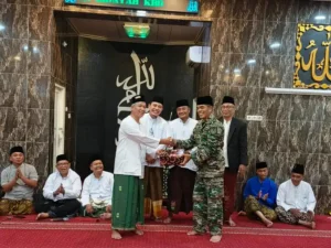 Kado Istimewa Danramil Driyorejo untuk Takmir Masjid Nur Hidayah Saat Safari Ramadan 1447 H