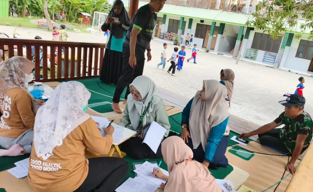 Jelang Ramadan, Guru dan Karyawan SD Almadany Ikuti Cek Kesehatan Gratis dari Puskesmas Kebomas
