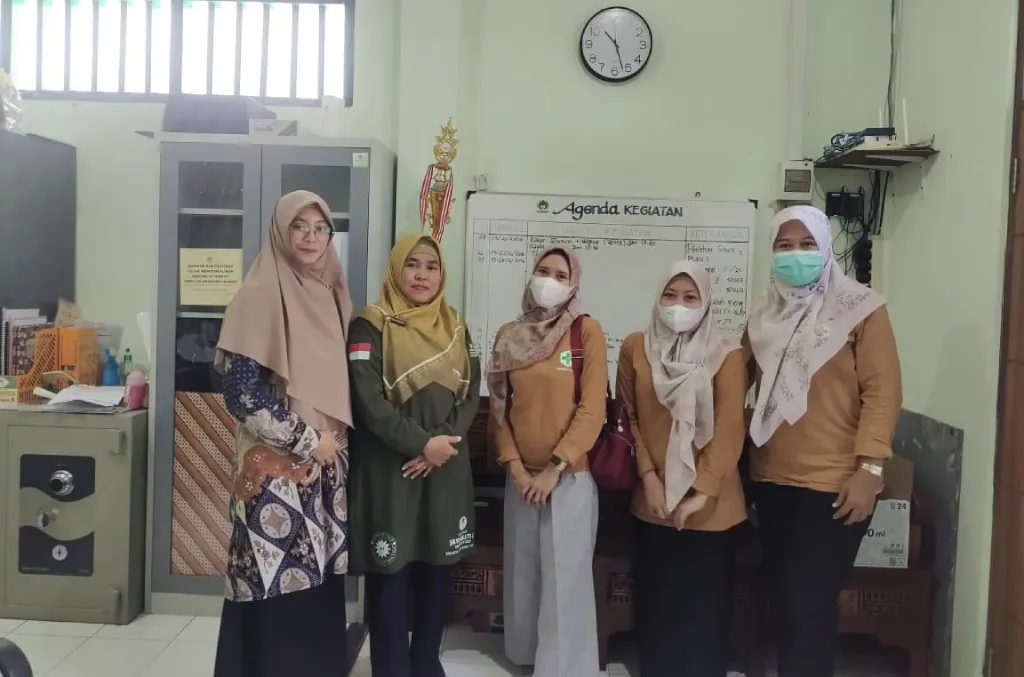 Jelang Ramadan, Guru dan Karyawan SD Almadany Ikuti Cek Kesehatan Gratis dari Puskesmas Kebomas