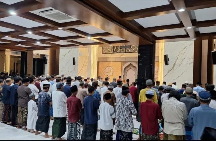 Smamio Gresik Gelar Tarawih Perdana, Masjid Al Mizan Dipadati Jamaah