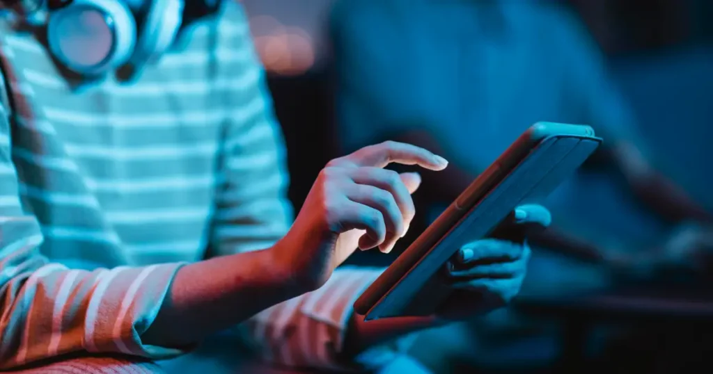 Qawla Zūr di Ujung Jari: Saat Fitnah Berjamaah dalam Scrolling Gawai